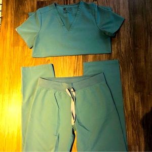 Gorgeous Figs set scrubs in Hydro Green